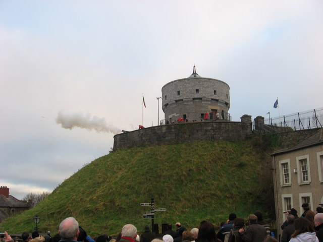 Cannon_fire_at_Millmount,_Drogheda_copyright Kieran Campbell 2008 Millmount