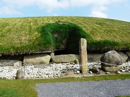 Knowth_entrance_to_second_passage_copyright wiki user Bkwillwm 2010 Knowth West passage
